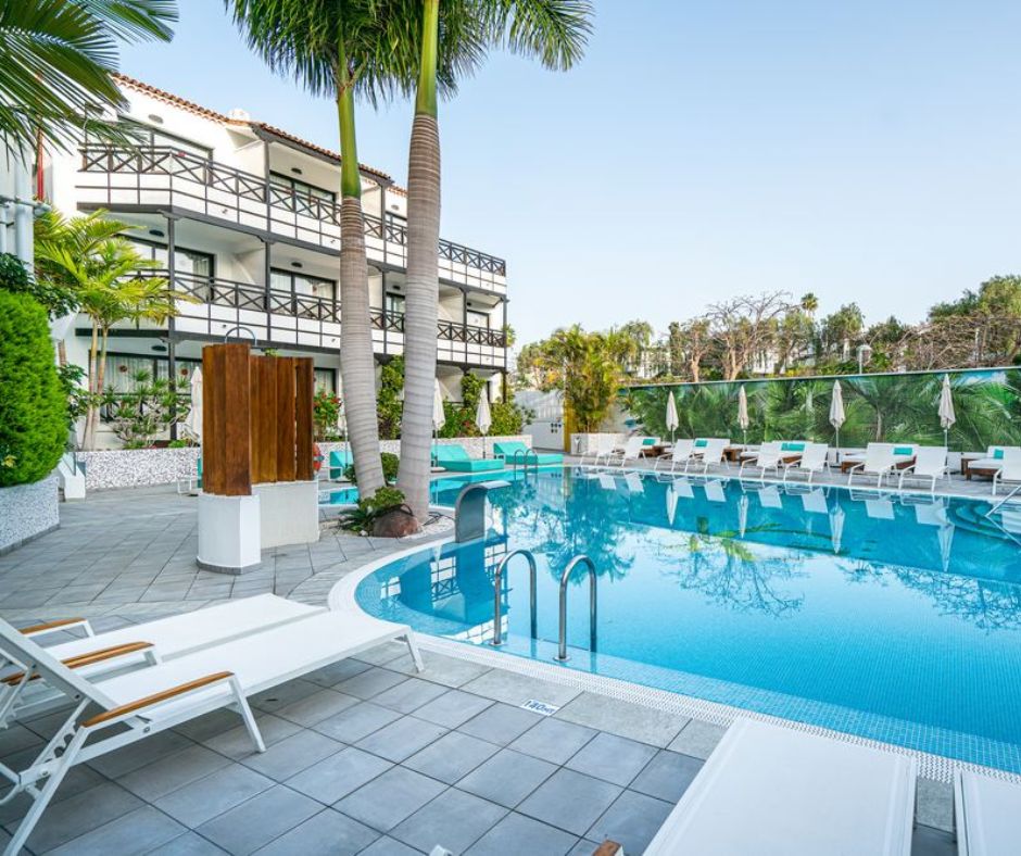 Hotel with pool in the south of Tenerife